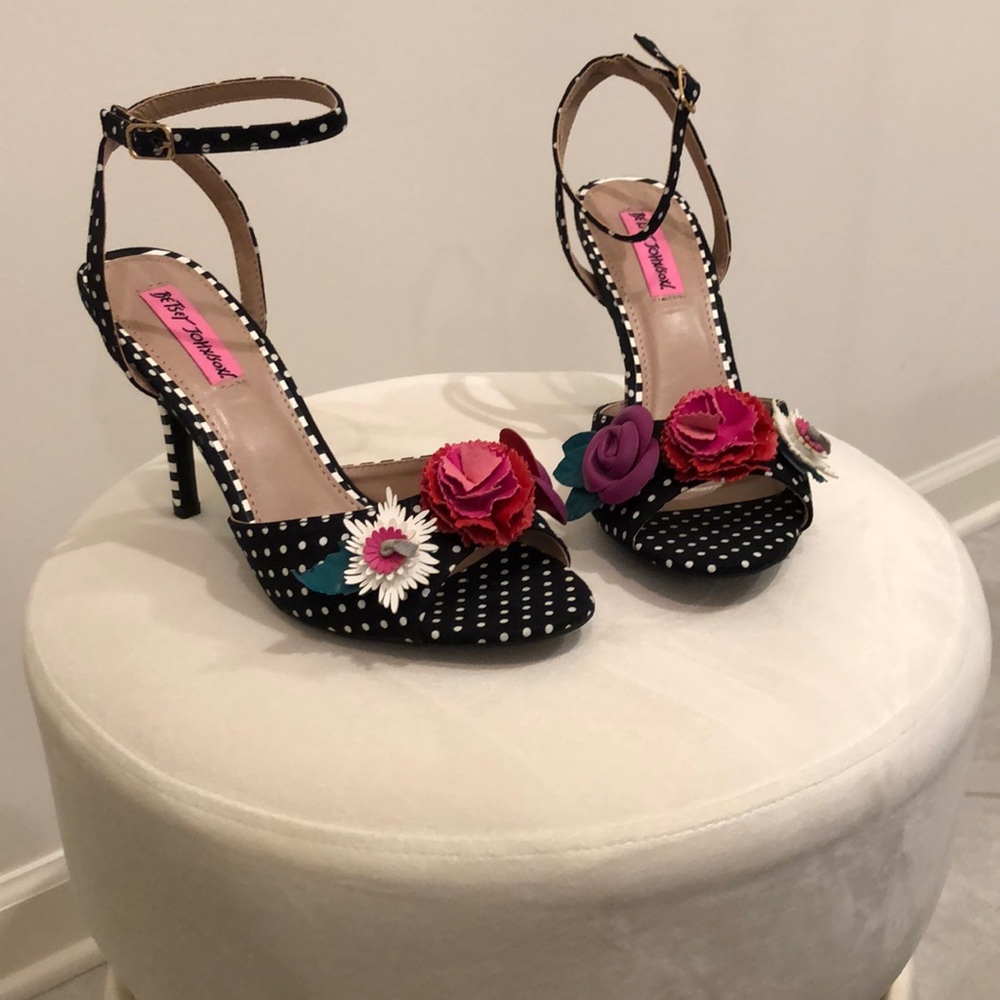 Brand new never worn Betsey Johnson Ines heeled sandals. 3.5 inch heel.